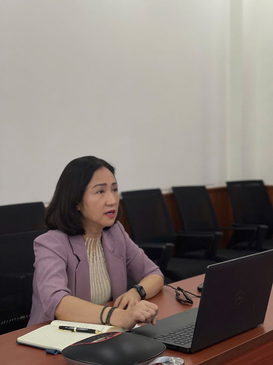 TS. Nguyễn Kiều Oanh, Phó Hiệu trưởng Nhà trường trình bày Báo cáo tại Hội nghị