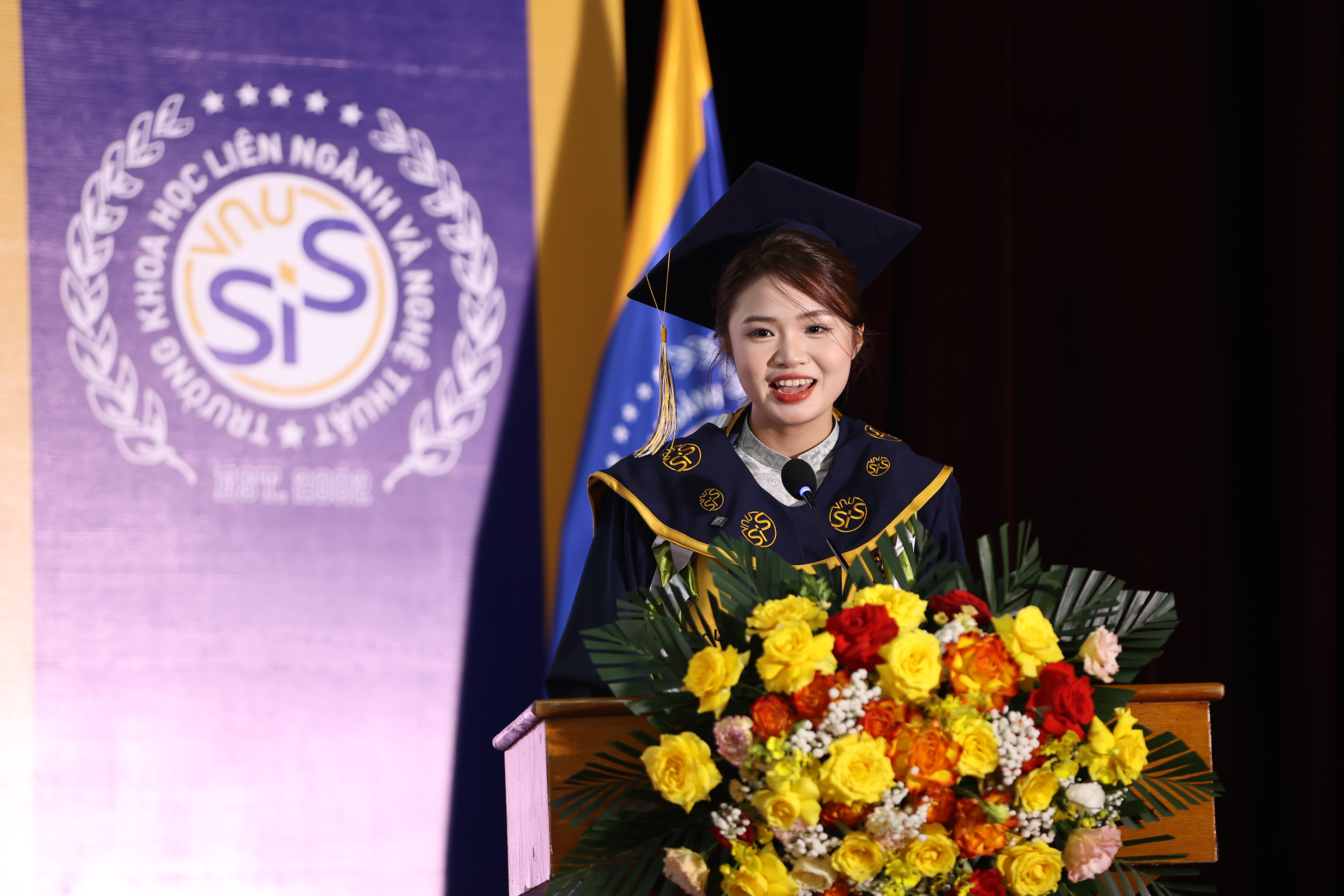 Doãn Phùng Hải Ly – Thủ khoa tốt nghiệp xuất sắc của VNU-SIS được vinh danh tại Văn Miếu – Quốc Tử Giám năm 2025