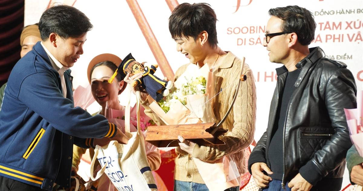 VNU-SIS lan tỏa giá trị văn hoá, kết nối thực hành nghệ thuật hát xẩm tại giảng đường cùng Soobin