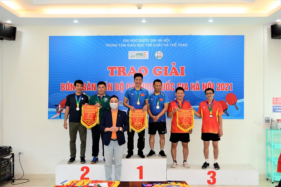 Khoa Các khoa học liên ngành giàng vị trí Á Quân - Giải bóng bàn Cán bộ ĐHQGHN 2021 Á