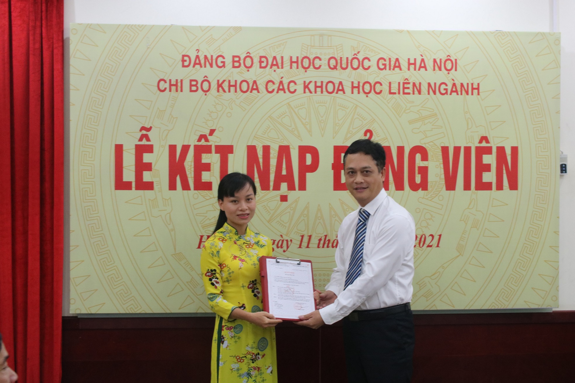 Lễ kết nạp đảng viên mới của Chi bộ Khoa Các khoa học liên ngành, Đại học Quốc gia Hà Nội