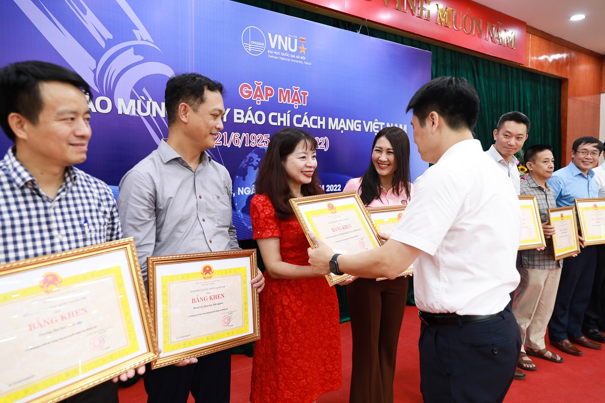 TÔN VINH NHỮNG NGƯỜI LÀM CÔNG TÁC TRUYỀN THÔNG TRONG TOÀN ĐHQGHN