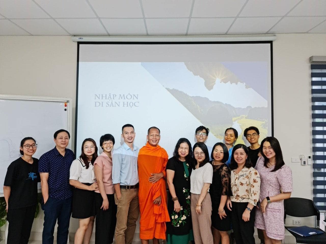 "Nghe, thấu hiểu và trải nghiệm"