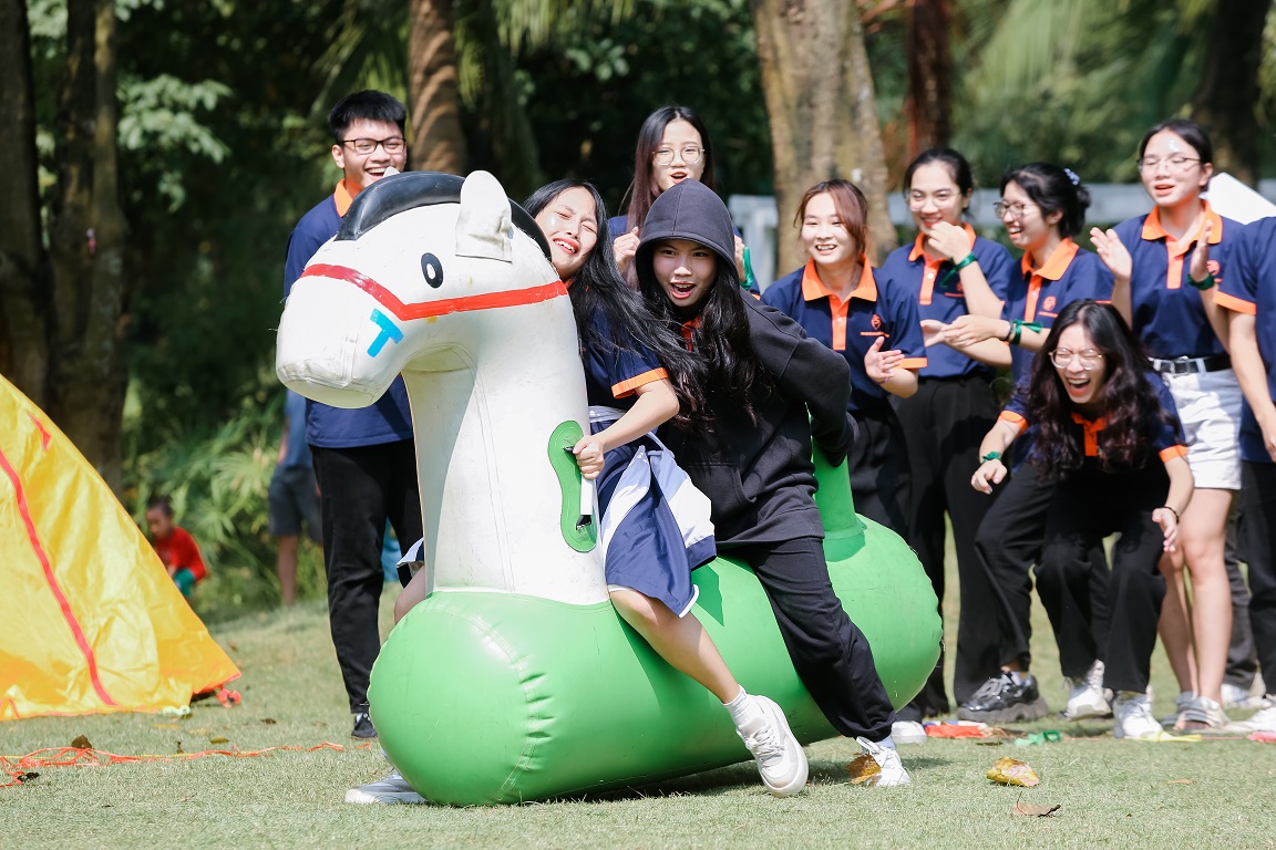 VIẾT VỀ VNU-SIS TEAMBUILDING 2022 - BÙI MINH THƯ