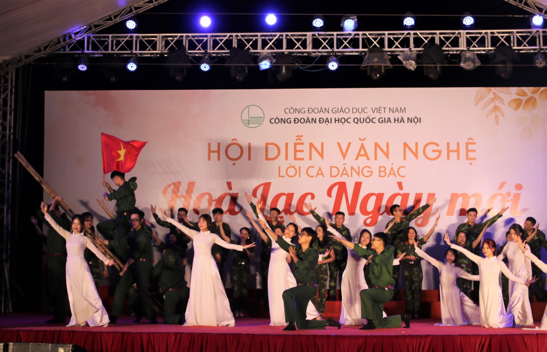 VNU-SIS THAM GIA HỘI DIỄN VĂN NGHỆ LỜI CA DÂNG BÁC - HÒA LẠC NGÀY MỚI 2022