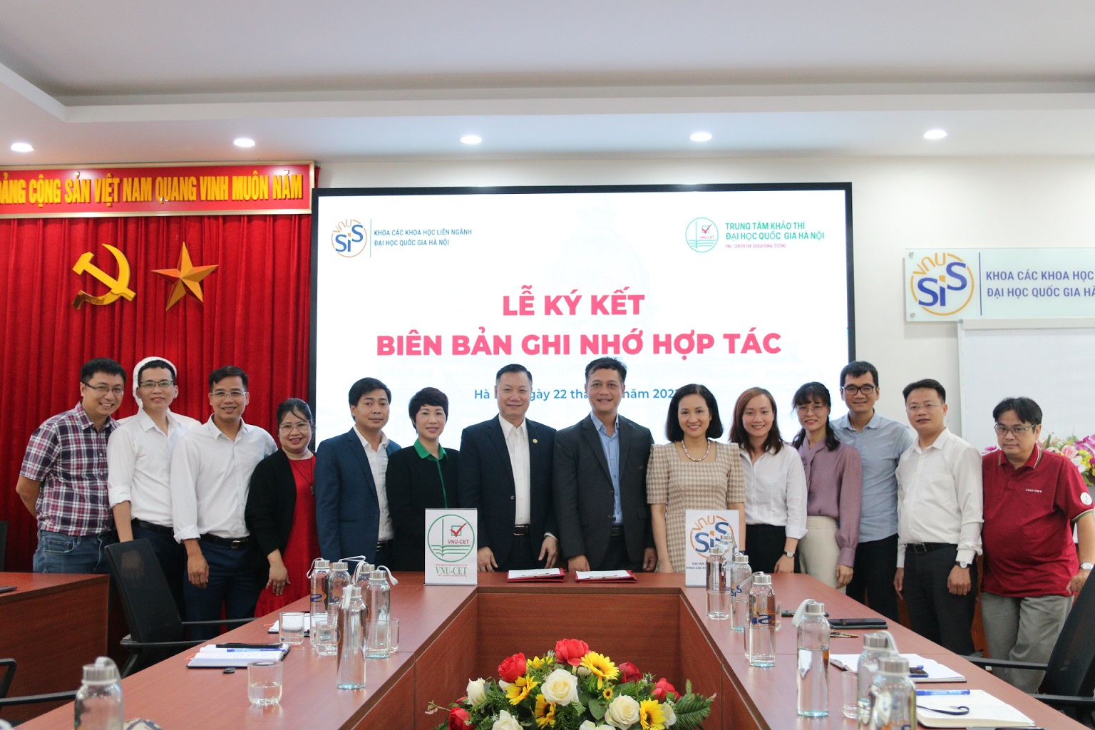 LỄ KÝ KẾT BIÊN BẢN GHI NHỚ HỢP TÁC   KHOA CÁC KHOA HỌC LIÊN NGÀNH VÀ TRUNG TÂM KHẢO THÍ  ĐẠI HỌC QUỐC GIA HÀ NỘI 