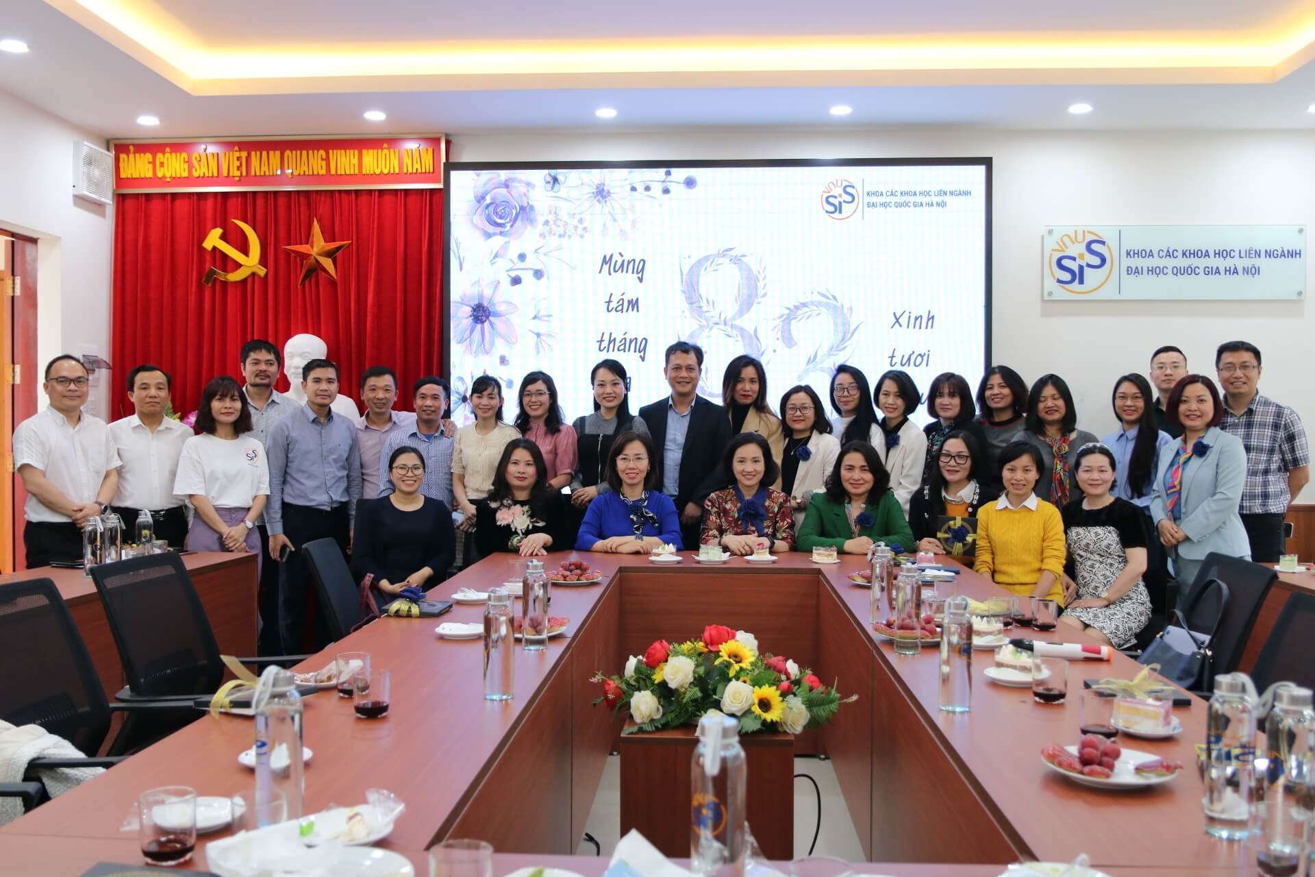 Khoa Các khoa học liên ngành chúc mừng ngày quốc tế phụ nữ 8/3