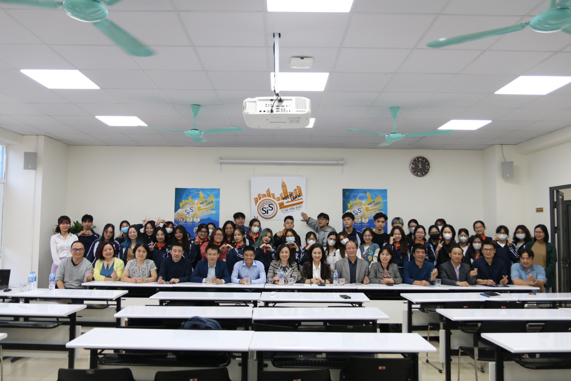 Tư vấn hướng nghiệp ngành Quản trị đô thị thông minh và bền vững