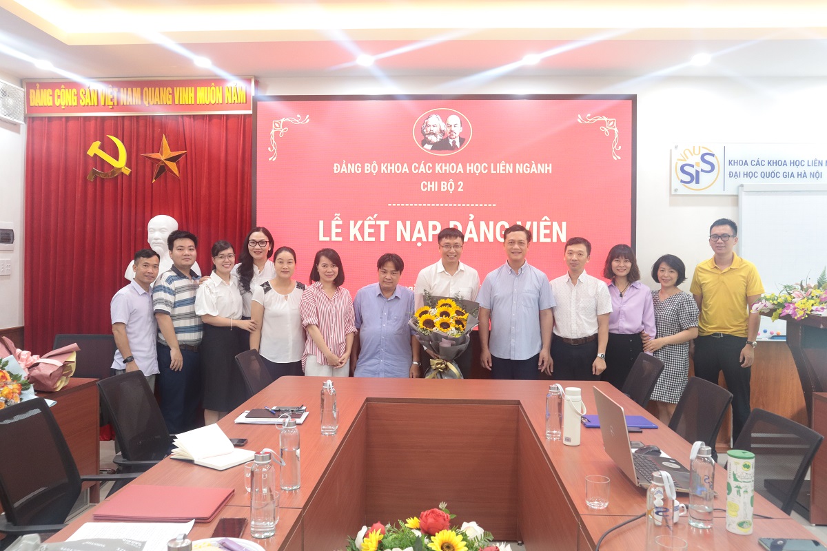 Đảng bộ Khoa Các khoa học liên ngành tổ chức kết nạp đảng viên mới