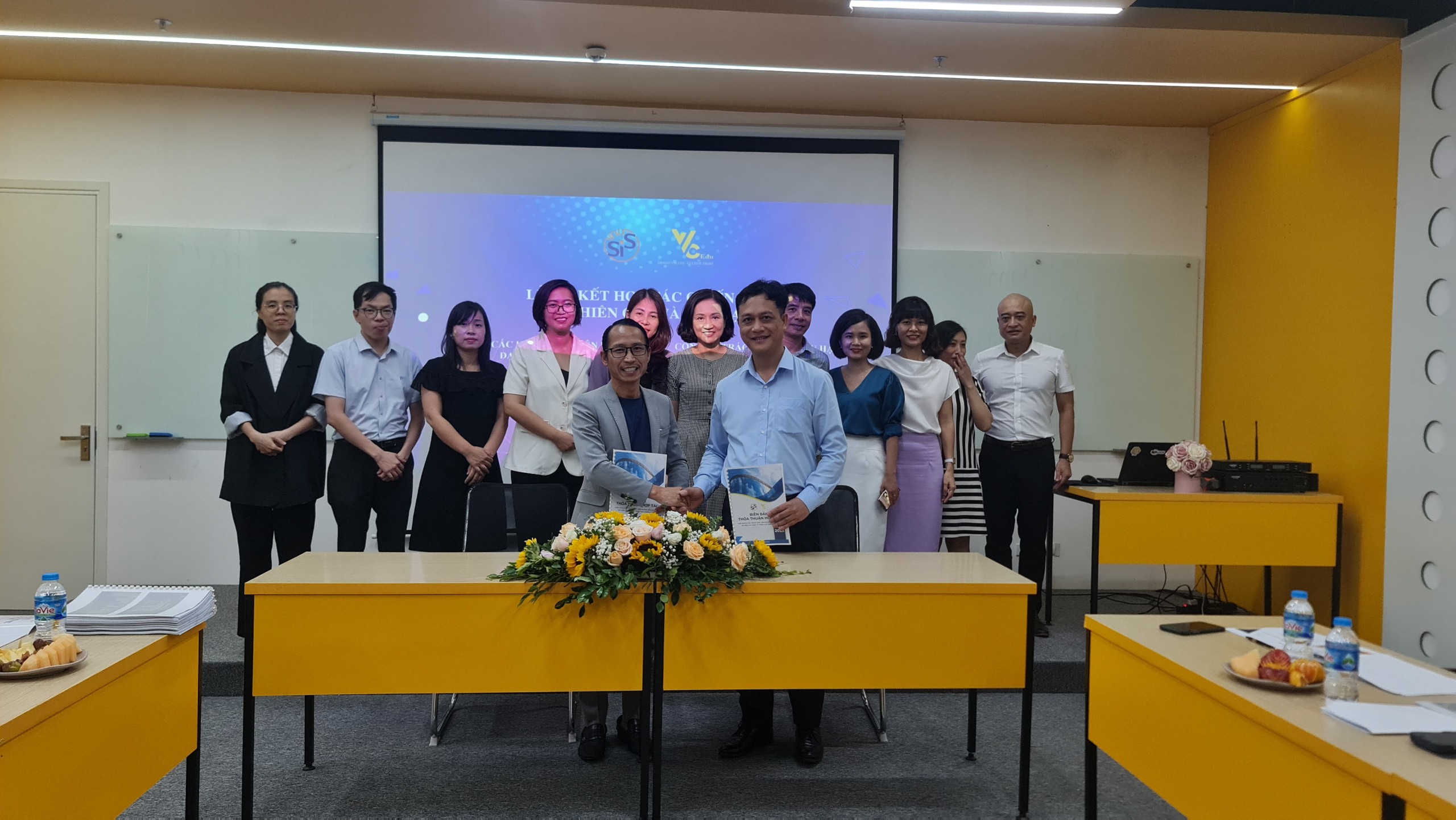 Ký kết hợp tác giữa VNU-SIS và VVC Green