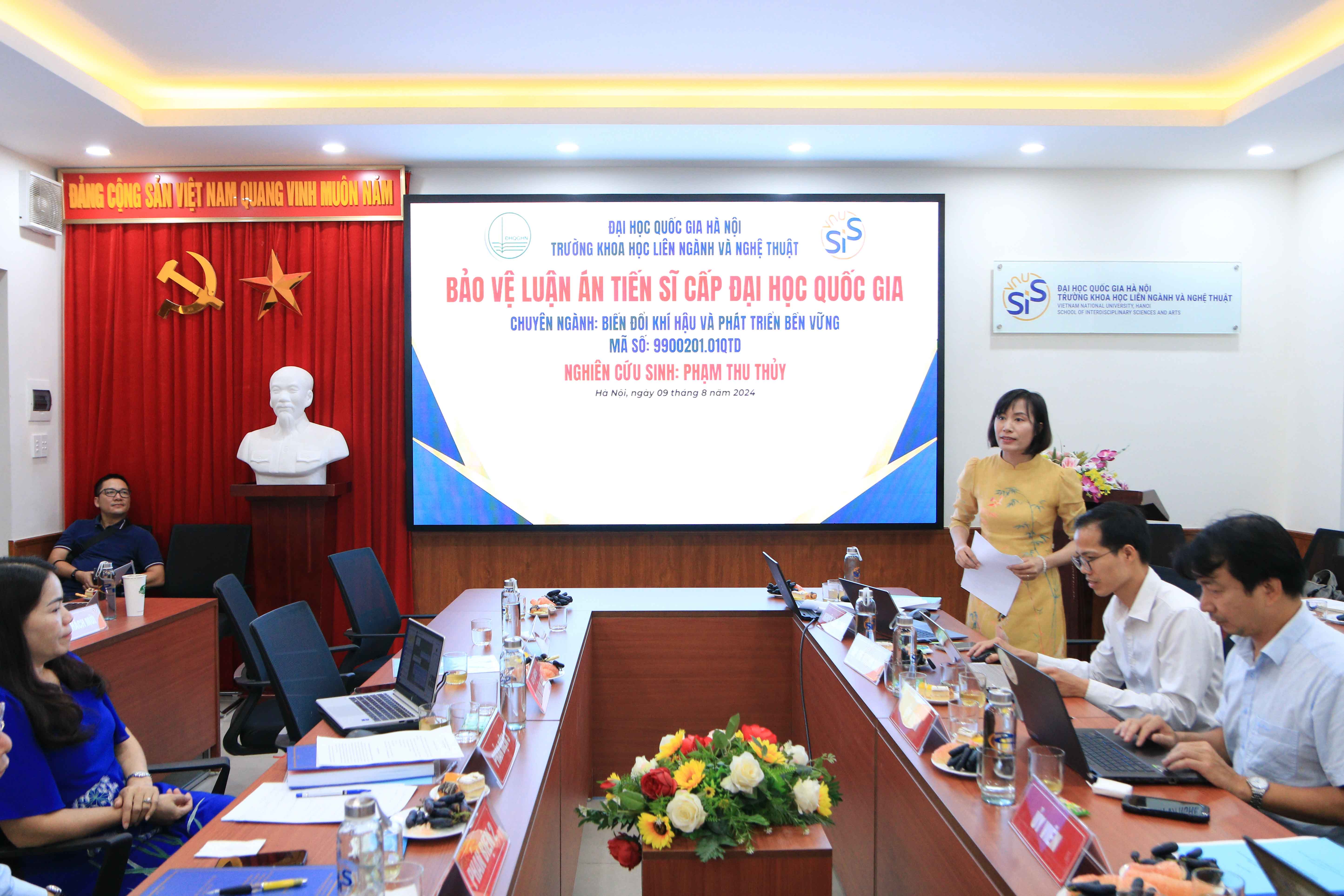 Nghiên cứu sinh đầu tiên của Trường Khoa học liên ngành và Nghệ thuật bảo vệ thành công luận án tiến sĩ cấp Đại học Quốc gia