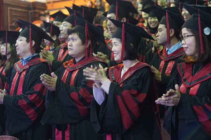 Niềm vui của 72 tân thạc sĩ nhận bằng năm 2017