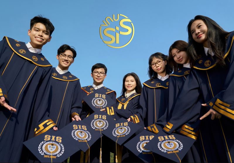 Ra mắt Bộ lễ phục với chủ đề “Khát vọng bay xa” của Trường Khoa học liên ngành và Nghệ thuật, Đại học Quốc gia Hà Nội (VNU-SIS)