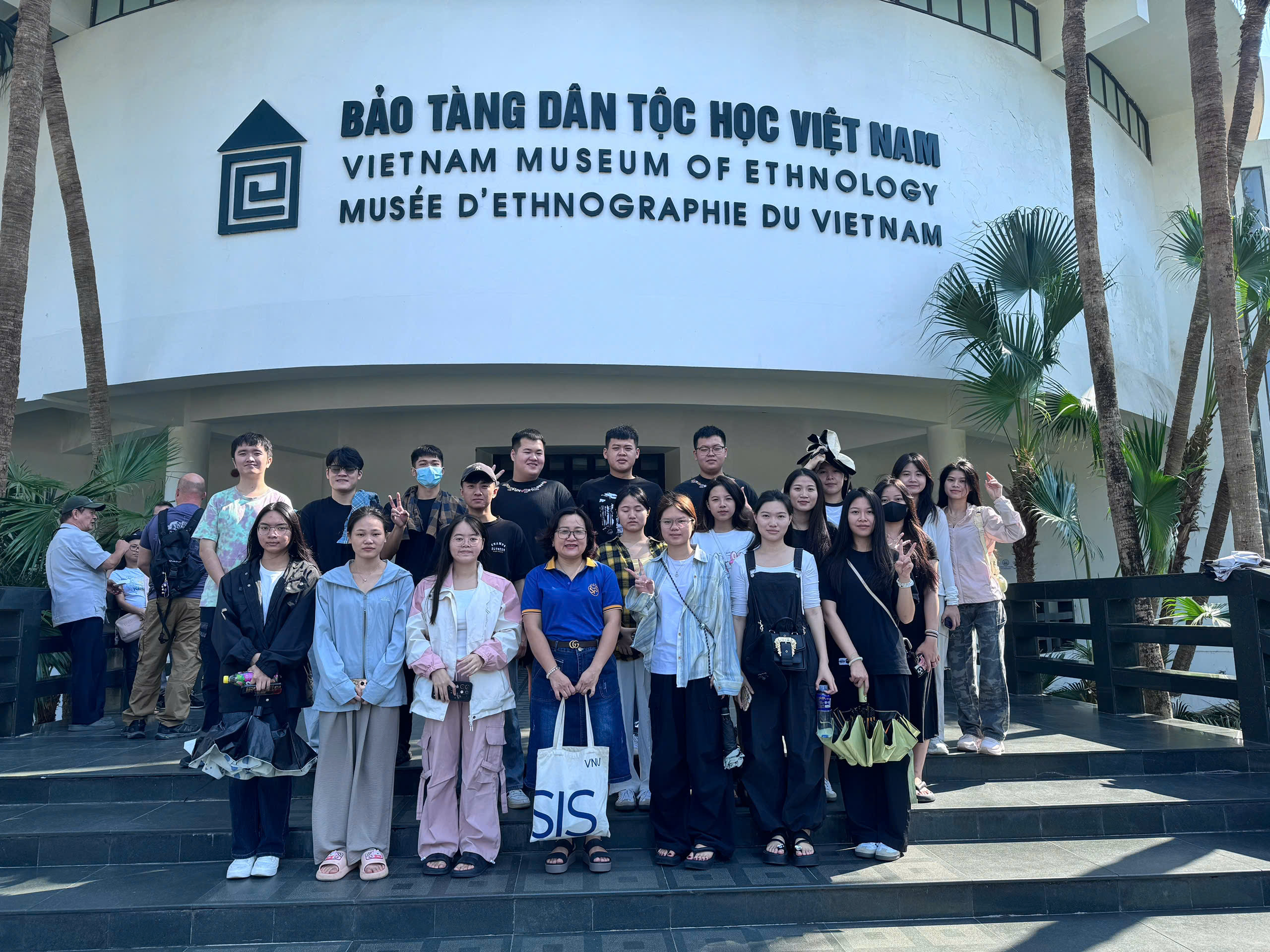 Sinh viên Trung Quốc tham quan, học tập tại Bảo tàng Dân tộc học Việt Nam