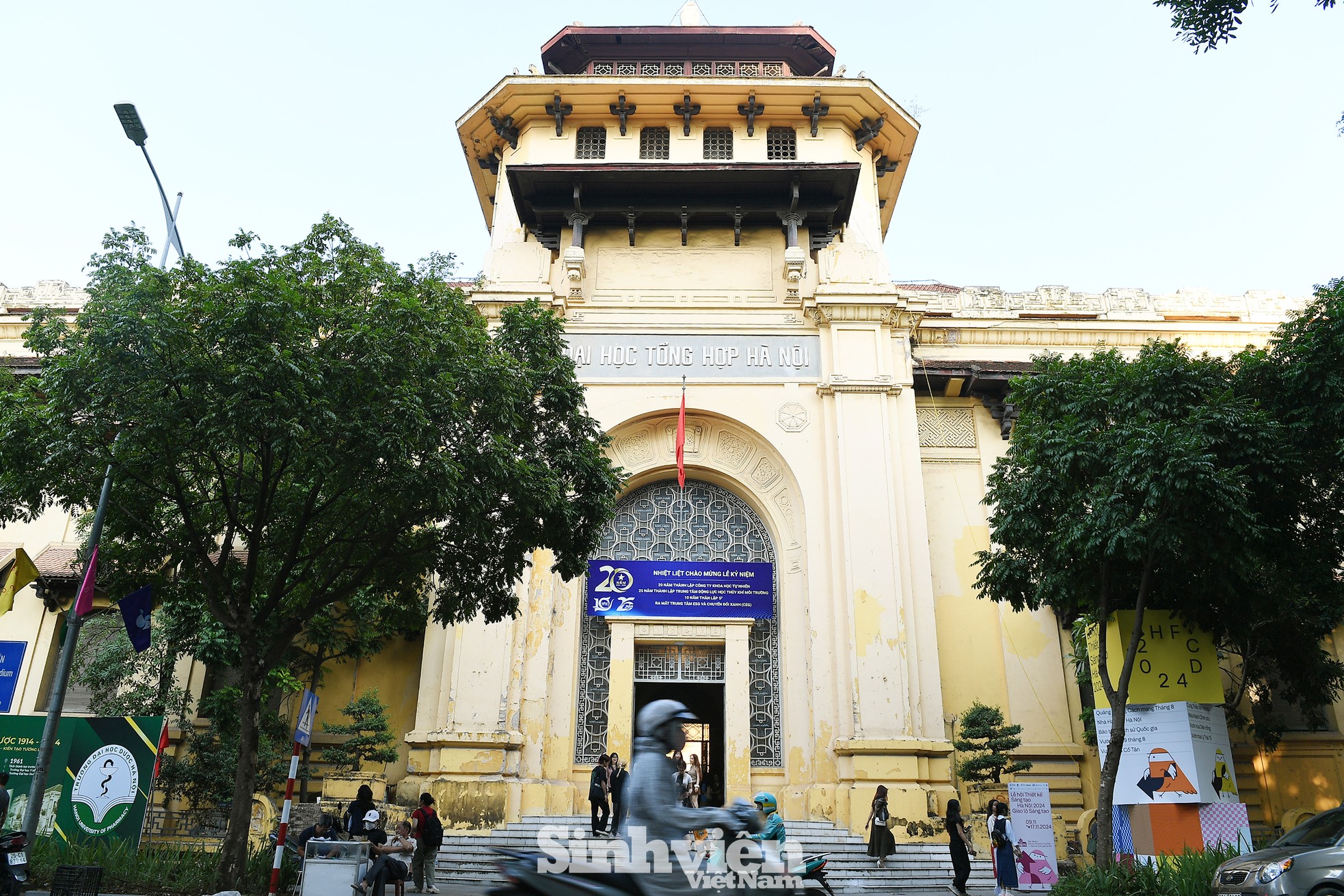 [Báo điện tử Tiền Phong] Giảng đường gần 100 năm tuổi hút khách, hàng trăm người xếp hàng khám phá vẻ đẹp Đông Dương