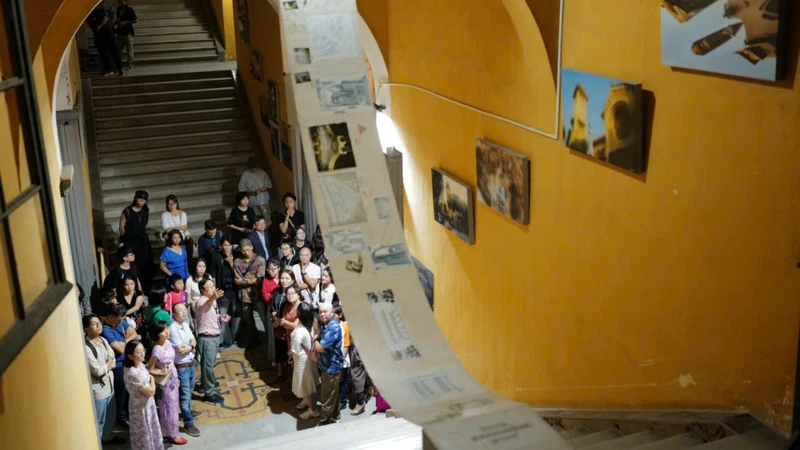 [Báo điện tử Nhân dân] Tòa nhà Đại học Tổng hợp Hà Nội thu hút đông đảo khách tham quan