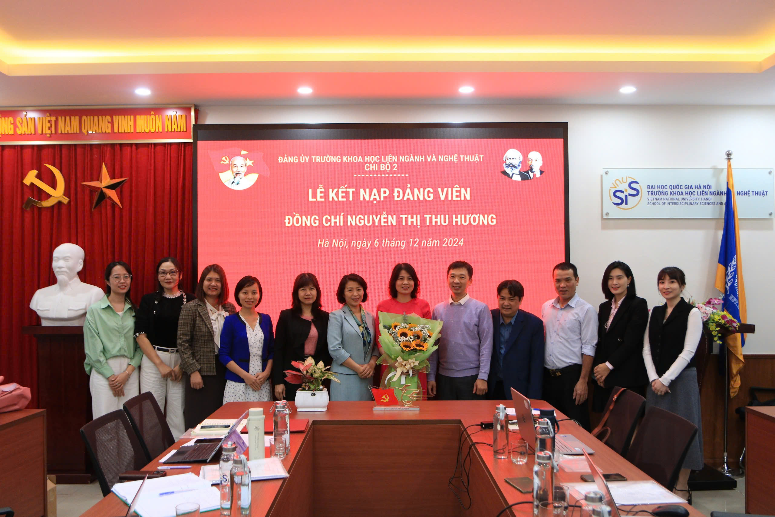 Lễ kết nạp Đảng viên Nguyễn Thị Thu Hương của Trường Khoa học liên ngành và Nghệ thuật