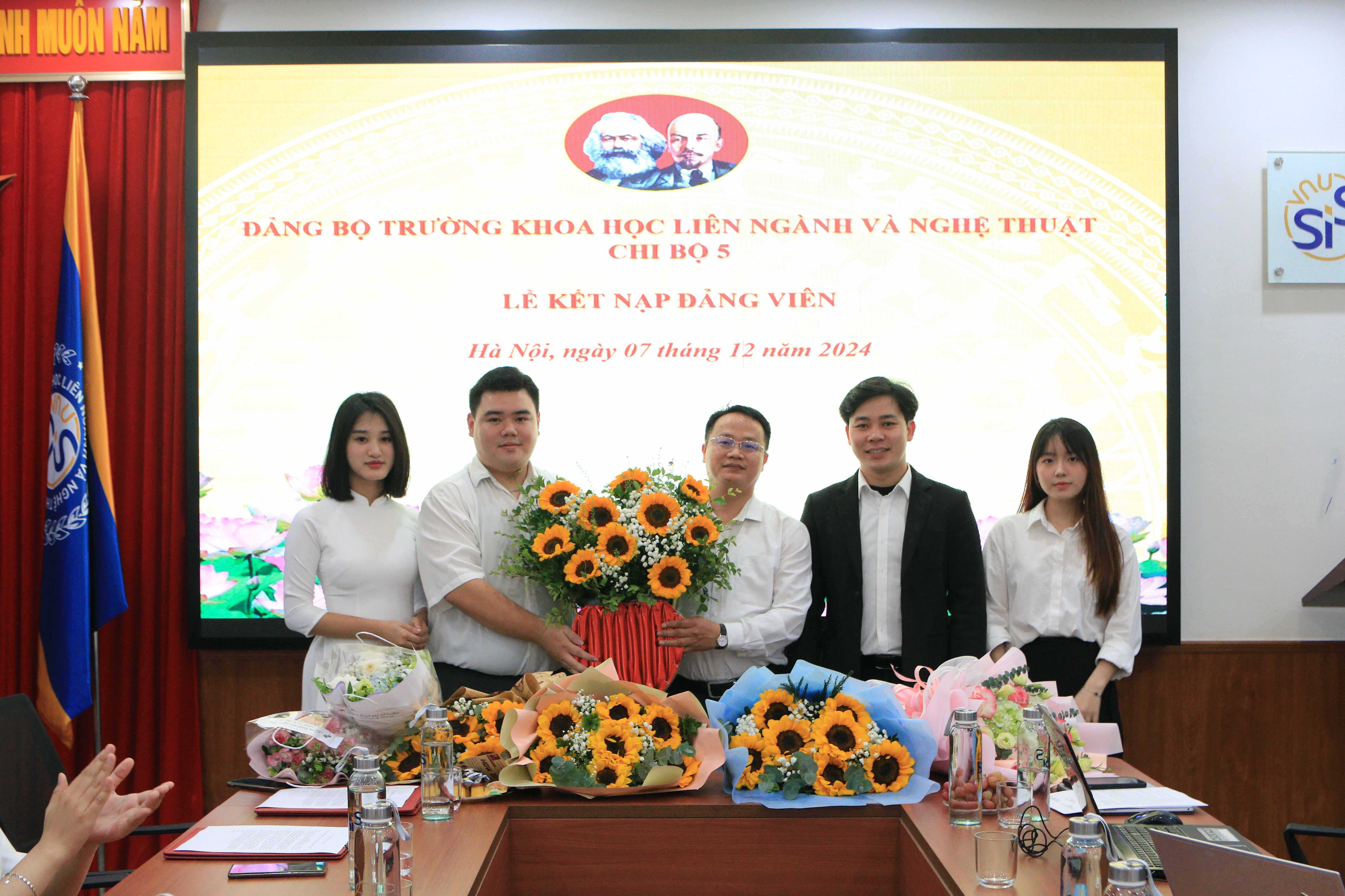 Lễ kết nạp Đảng viên Nguyễn Thị Xuân Thu và Tạ Anh Bách của Trường Khoa học liên ngành và Nghệ thuật