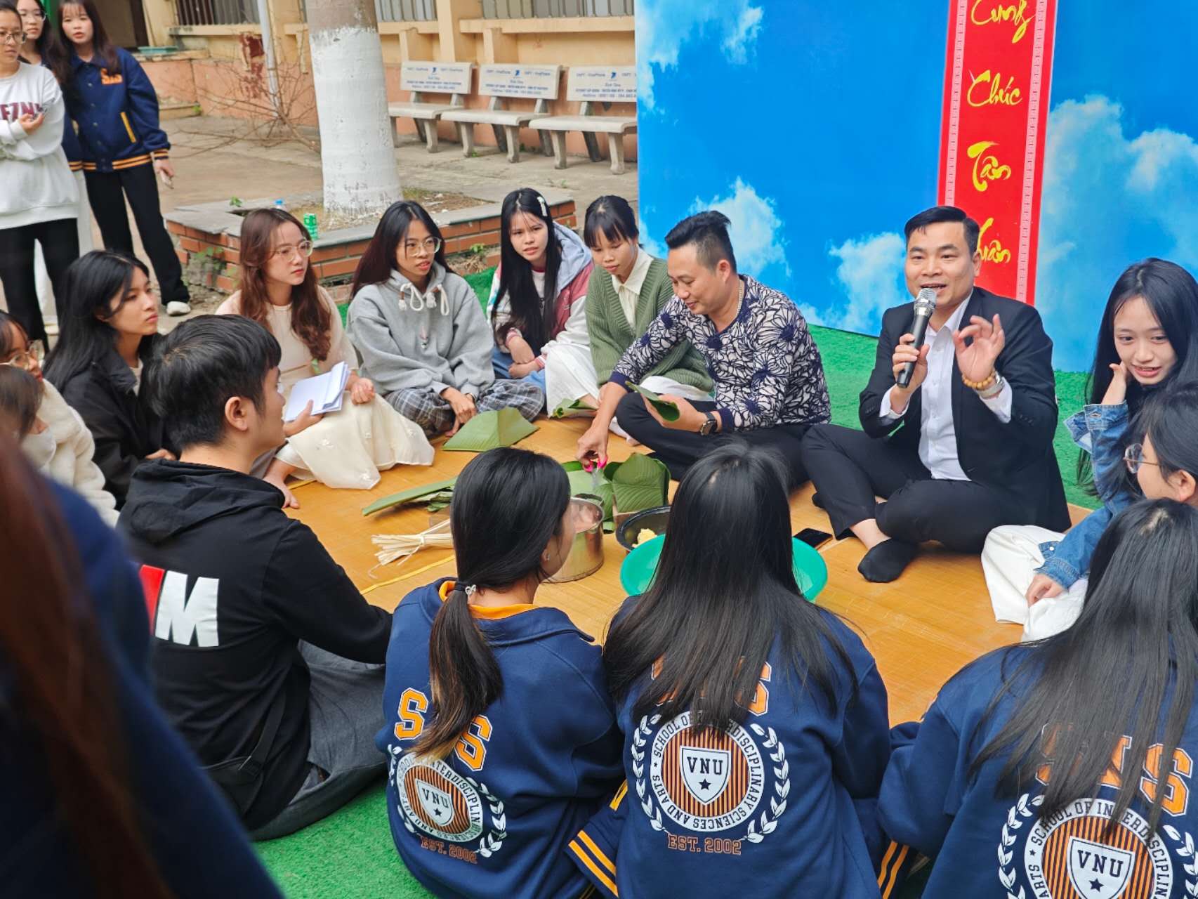 Sinh viên quốc tế trải nghiệm Tết Việt