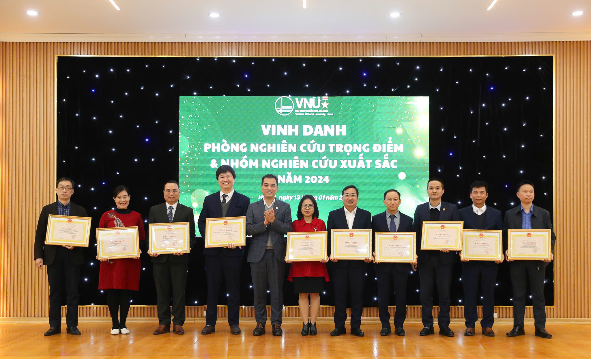 Nhóm nghiên cứu mạnh của VNU-SIS nhận bằng khen của Đại học Quốc gia Hà Nội