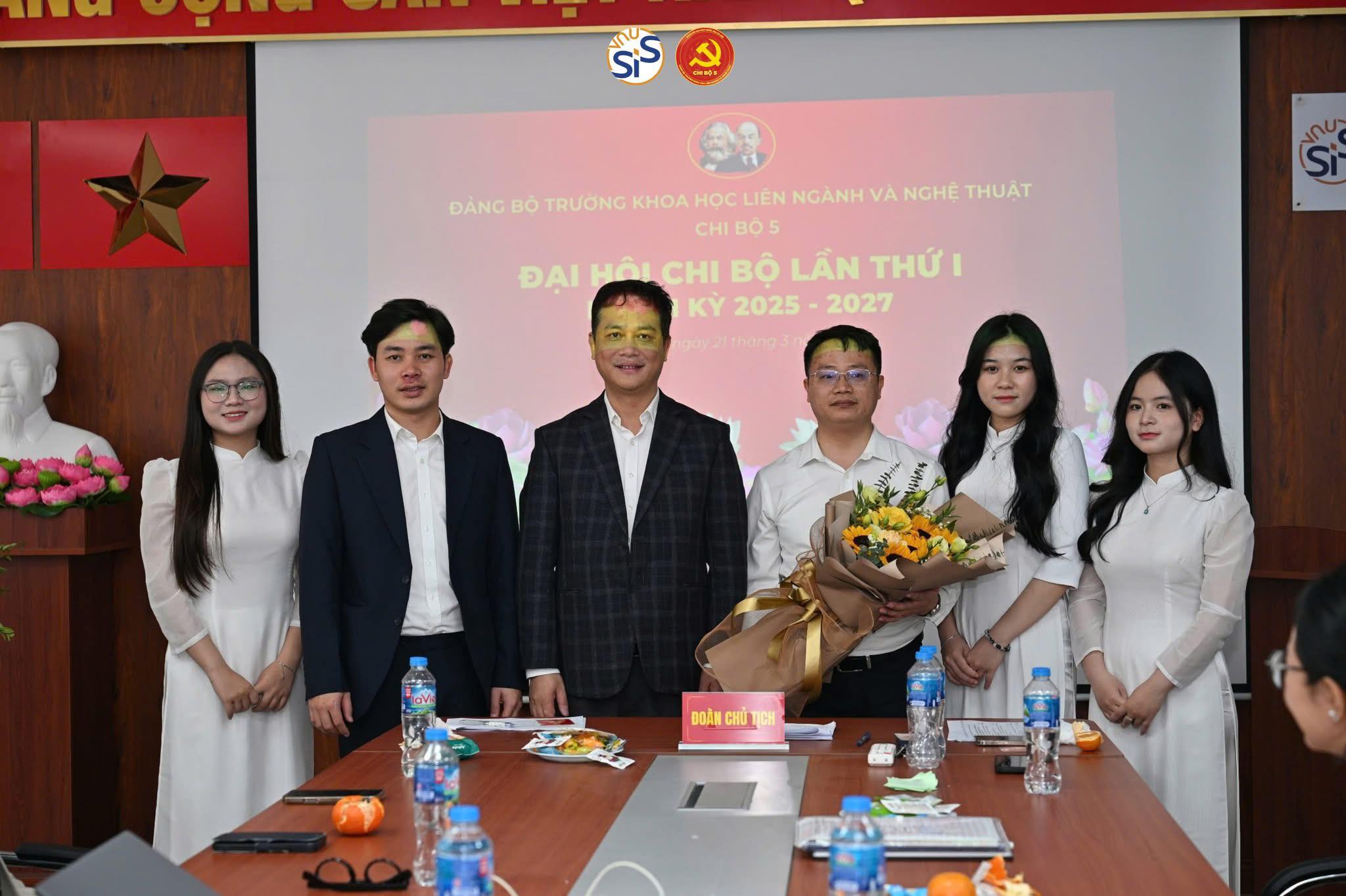 Tổ chức thành công Đại hội chi bộ 5 lần thứ I nhiệm kỳ 2025-2027, hướng đến Đại hội Đảng bộ Trường Khoa học liên ngành và Nghệ thuật lần thứ V nhiệm kỳ 2025-2030