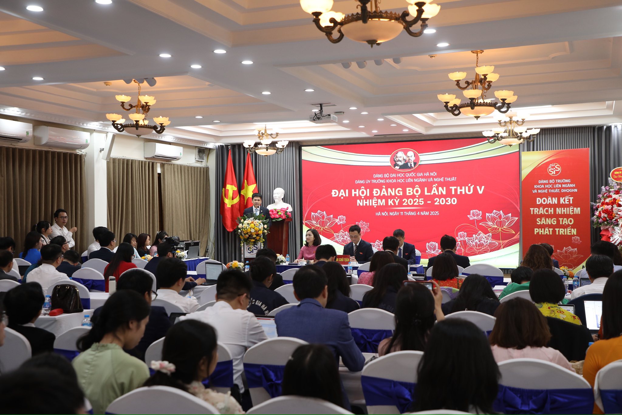 Đại hội Đảng bộ Trường Khoa học liên ngành và Nghệ thuật lần thứ V, nhiệm kỳ 2025-2030: Đặt niềm tin sâu sắc vào vai trò và sứ mệnh lãnh đạo của Đảng, vun bồi khát vọng phát triển