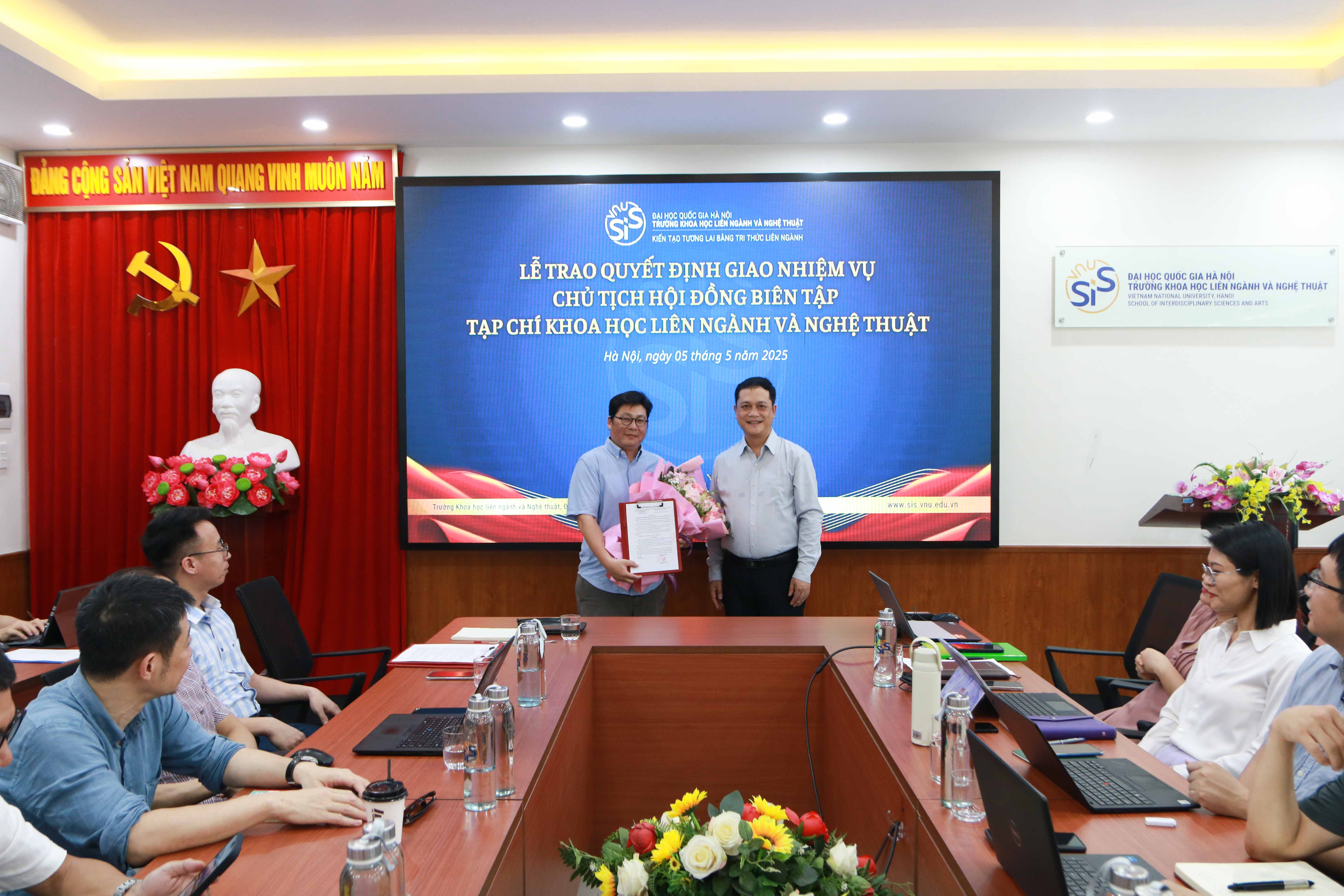 Lễ giao nhiệm vụ Chủ tịch Hội đồng Biên tập Tạp chí Khoa học liên ngành và Nghệ thuật