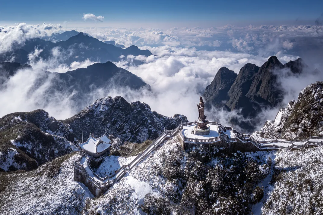Giảng viên Lê Việt Khánh ghi dấu ấn tại cuộc thi ảnh Smithsonian với "Snow on the Top of Fansipan Legend"