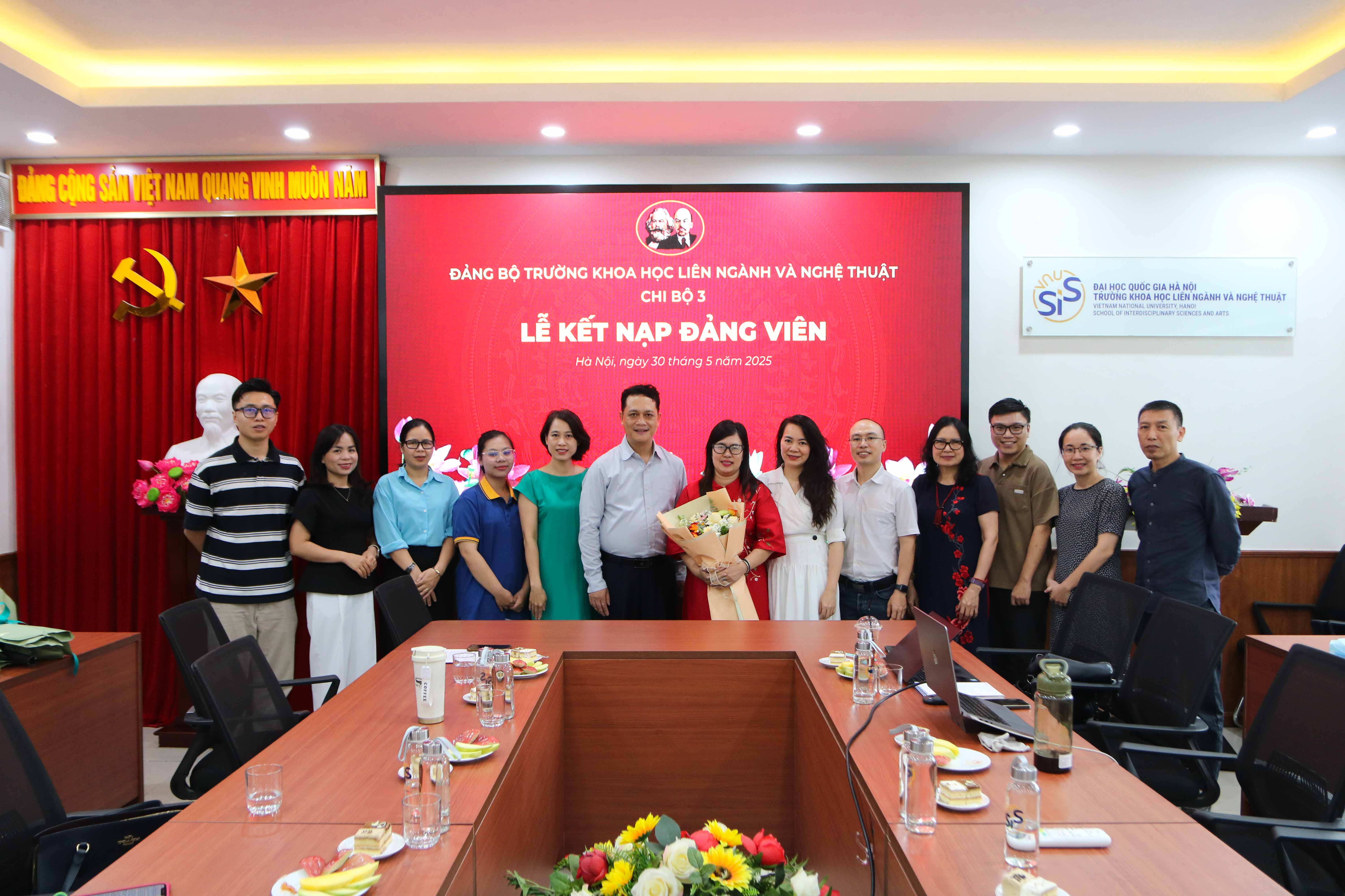 Lễ kết nạp Đảng viên Bùi Thị Thanh Hoa của Trường Khoa học liên ngành và Nghệ thuật