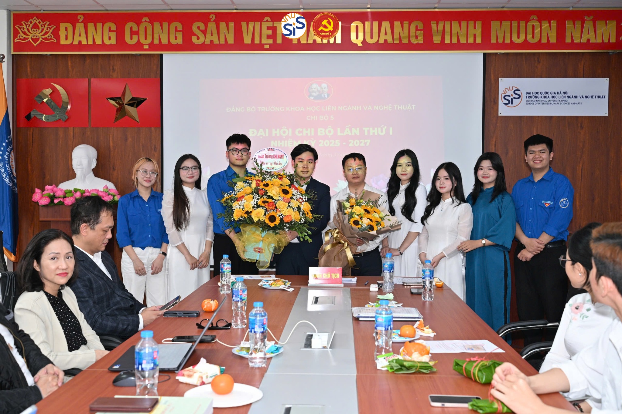 Chi bộ 5 và Đoàn trường Khoa học liên ngành và Nghệ thuật kiến tạo mô hình mới trong giáo dục và rèn luyện